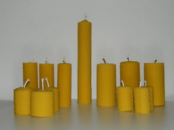 svíčka ze včelího vosku - šířka 4,5 cm, výška 7 cm